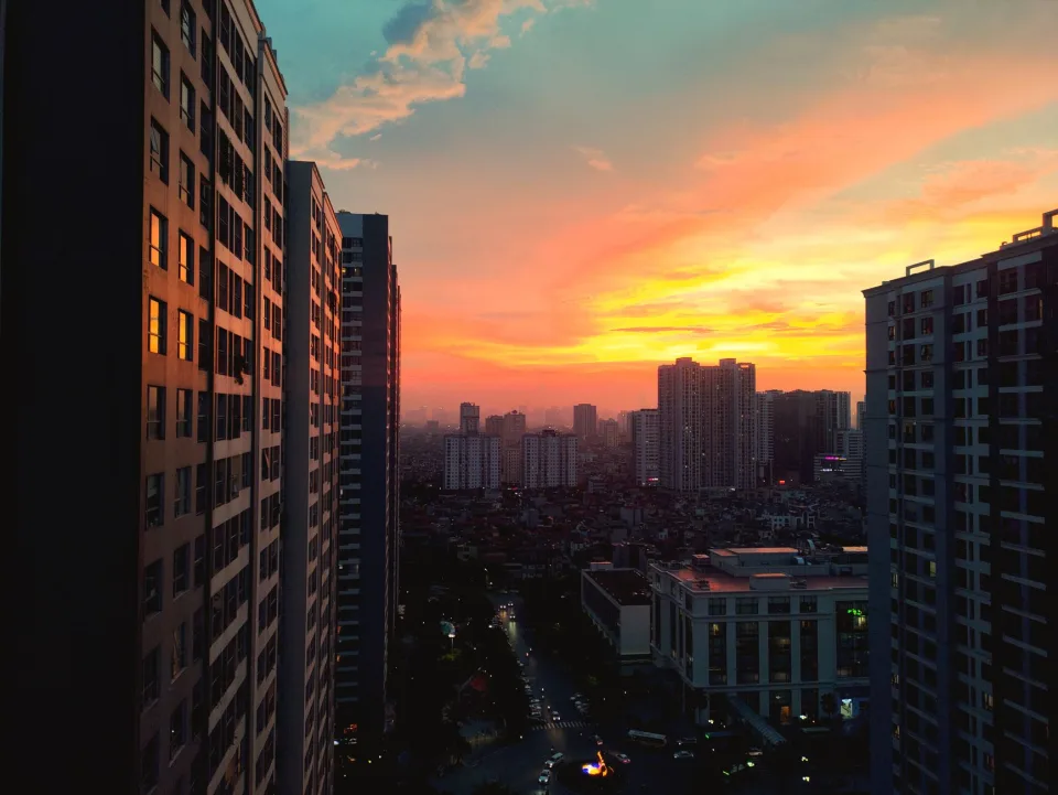 Môi giới đang dẫn khách xem nhà